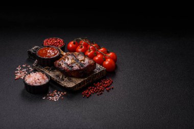 Biftek, biftek ya da kemiğe domuz eti, ızgarada et, biberiye, tuz ve baharatla pişirilmiş. Tasarımın için yemek arkaplanı olarak kemiğe biftek.