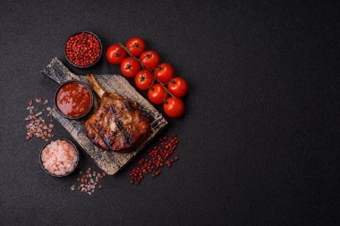 Biftek, biftek ya da kemiğe domuz eti, ızgarada et, biberiye, tuz ve baharatla pişirilmiş. Tasarımın için yemek arkaplanı olarak kemiğe biftek.