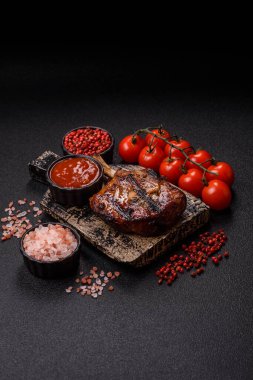 Biftek, biftek ya da kemiğe domuz eti, ızgarada et, biberiye, tuz ve baharatla pişirilmiş. Tasarımın için yemek arkaplanı olarak kemiğe biftek.