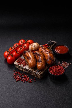 Sos ve baharatlı ızgara tavuk ya da sığır eti sosisi. Tasarımınız için yiyecek olarak ızgara sosis.
