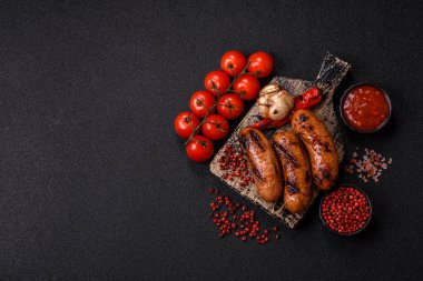 Sos ve baharatlı ızgara tavuk ya da sığır eti sosisi. Tasarımınız için yiyecek olarak ızgara sosis.