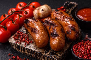 Sos ve baharatlı ızgara tavuk ya da sığır eti sosisi. Tasarımınız için yiyecek olarak ızgara sosis.