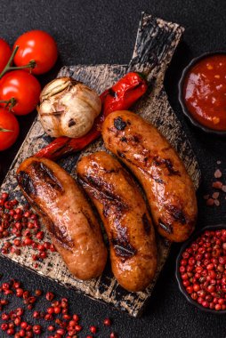 Sos ve baharatlı ızgara tavuk ya da sığır eti sosisi. Tasarımınız için yiyecek olarak ızgara sosis.