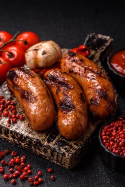 Sos ve baharatlı ızgara tavuk ya da sığır eti sosisi. Tasarımınız için yiyecek olarak ızgara sosis.