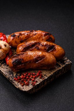 Sos ve baharatlı ızgara tavuk ya da sığır eti sosisi. Tasarımınız için yiyecek olarak ızgara sosis.