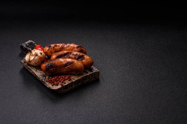 Sos ve baharatlı ızgara tavuk ya da sığır eti sosisi. Tasarımınız için yiyecek olarak ızgara sosis.