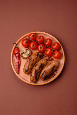 Sos ve baharatlı ızgara tavuk ya da sığır eti sosisi. Tasarımınız için yiyecek olarak ızgara sosis.