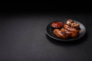Sos ve baharatlı ızgara tavuk ya da sığır eti sosisi. Tasarımınız için yiyecek olarak ızgara sosis.