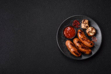 Sos ve baharatlı ızgara tavuk ya da sığır eti sosisi. Tasarımınız için yiyecek olarak ızgara sosis.