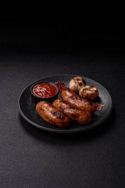 Sos ve baharatlı ızgara tavuk ya da sığır eti sosisi. Tasarımınız için yiyecek olarak ızgara sosis.