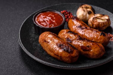 Sos ve baharatlı ızgara tavuk ya da sığır eti sosisi. Tasarımınız için yiyecek olarak ızgara sosis.