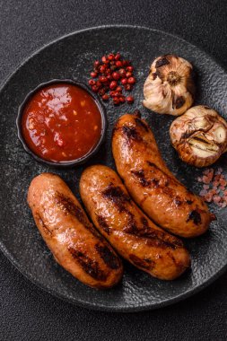 Sos ve baharatlı ızgara tavuk ya da sığır eti sosisi. Tasarımınız için yiyecek olarak ızgara sosis.