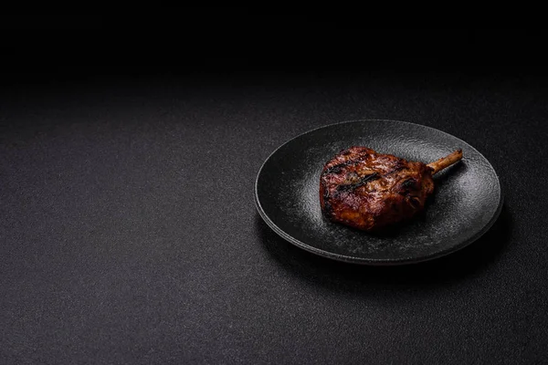 Biftek, biftek ya da kemiğe domuz eti, ızgarada et, biberiye, tuz ve baharatla pişirilmiş. Tasarımın için yemek arkaplanı olarak kemiğe biftek.