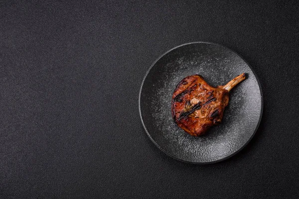 Biftek, biftek ya da kemiğe domuz eti, ızgarada et, biberiye, tuz ve baharatla pişirilmiş. Tasarımın için yemek arkaplanı olarak kemiğe biftek.