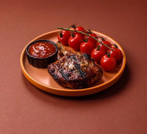 Biftek, biftek ya da kemiğe domuz eti, ızgarada et, biberiye, tuz ve baharatla pişirilmiş. Tasarımın için yemek arkaplanı olarak kemiğe biftek.