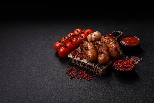 Sos ve baharatlı ızgara tavuk ya da sığır eti sosisi. Tasarımınız için yiyecek olarak ızgara sosis.