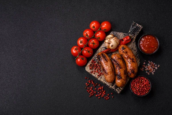 Sos ve baharatlı ızgara tavuk ya da sığır eti sosisi. Tasarımınız için yiyecek olarak ızgara sosis.