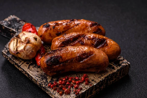 Sos ve baharatlı ızgara tavuk ya da sığır eti sosisi. Tasarımınız için yiyecek olarak ızgara sosis.