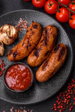 Sos ve baharatlı ızgara tavuk ya da sığır eti sosisi. Tasarımınız için yiyecek olarak ızgara sosis.
