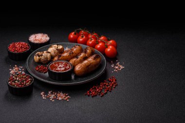 Sos ve baharatlı ızgara tavuk ya da sığır eti sosisi. Tasarımınız için yiyecek olarak ızgara sosis.