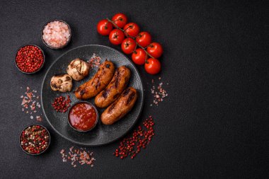 Sos ve baharatlı ızgara tavuk ya da sığır eti sosisi. Tasarımınız için yiyecek olarak ızgara sosis.