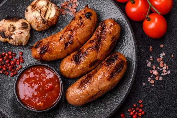 Sos ve baharatlı ızgara tavuk ya da sığır eti sosisi. Tasarımınız için yiyecek olarak ızgara sosis.