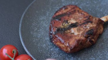 Biftek, biftek ya da kemiğe domuz eti, ızgarada et, biberiye, tuz ve baharatla pişirilmiş. Tasarımın için yemek arkaplanı olarak kemiğe biftek.