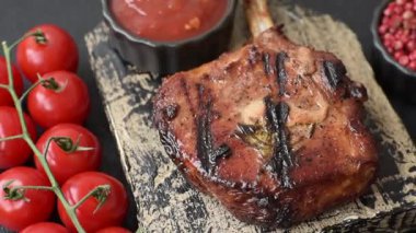 Biftek, biftek ya da kemiğe domuz eti, ızgarada et, biberiye, tuz ve baharatla pişirilmiş. Tasarımın için yemek arkaplanı olarak kemiğe biftek.