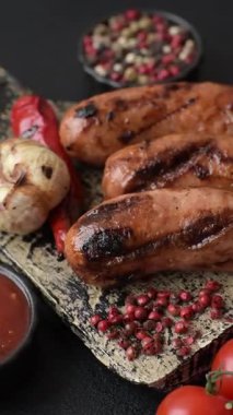 Sos ve baharatlı ızgara tavuk ya da sığır eti sosisi. Tasarımınız için yiyecek olarak ızgara sosis.