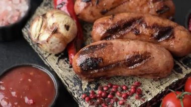 Sos ve baharatlı ızgara tavuk ya da sığır eti sosisi. Tasarımınız için yiyecek olarak ızgara sosis.