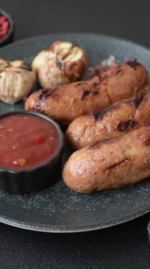 Sos ve baharatlı ızgara tavuk ya da sığır eti sosisi. Tasarımınız için yiyecek olarak ızgara sosis.