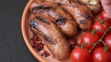 Sos ve baharatlı ızgara tavuk ya da sığır eti sosisi. Tasarımınız için yiyecek olarak ızgara sosis.