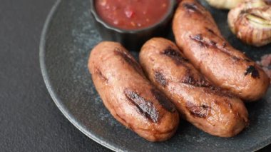 Sos ve baharatlı ızgara tavuk ya da sığır eti sosisi. Tasarımınız için yiyecek olarak ızgara sosis.