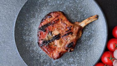 Biftek, biftek ya da kemiğe domuz eti, ızgarada et, biberiye, tuz ve baharatla pişirilmiş. Tasarımın için yemek arkaplanı olarak kemiğe biftek.