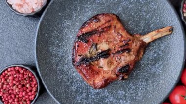 Biftek, biftek ya da kemiğe domuz eti, ızgarada et, biberiye, tuz ve baharatla pişirilmiş. Tasarımın için yemek arkaplanı olarak kemiğe biftek.