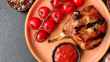 Biftek, biftek ya da kemiğe domuz eti, ızgarada et, biberiye, tuz ve baharatla pişirilmiş. Tasarımın için yemek arkaplanı olarak kemiğe biftek.