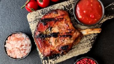 Biftek, biftek ya da kemiğe domuz eti, ızgarada et, biberiye, tuz ve baharatla pişirilmiş. Tasarımın için yemek arkaplanı olarak kemiğe biftek.