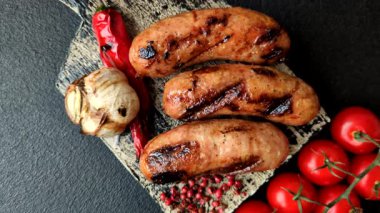 Sos ve baharatlı ızgara tavuk ya da sığır eti sosisi. Tasarımınız için yiyecek olarak ızgara sosis.