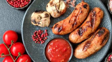 Sos ve baharatlı ızgara tavuk ya da sığır eti sosisi. Tasarımınız için yiyecek olarak ızgara sosis.