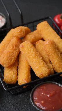 Mozzarella peynirli çubuklar, gevrek besleyici fast food. Tasarımınız için gıda arkaplanı olarak peynir çubukları