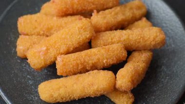 Mozzarella peynirli çubuklar, gevrek besleyici fast food. Tasarımınız için gıda arkaplanı olarak peynir çubukları