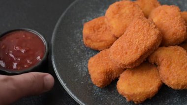 Soslu tavuk nugget, gevrek ve besleyici fast food. Tavuk nugget tasarım için gıda arka planı olarak