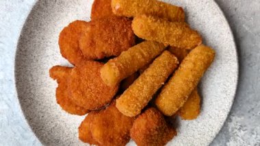 Soslu tavuk nugget, gevrek ve besleyici fast food. Tavuk nugget tasarım için gıda arka planı olarak