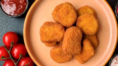 Soslu tavuk nugget, gevrek ve besleyici fast food. Tavuk nugget tasarım için gıda arka planı olarak