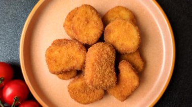 Soslu tavuk nugget, gevrek ve besleyici fast food. Tavuk nugget tasarım için gıda arka planı olarak