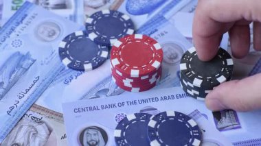 Birleşik Arap Emirlikleri 'nde kumarhane oyunu, kirli para, çip, kart ve diğer özellikler. Emirlikler 'deki kumarhanelerde kumar oynamak senin tasarımının arka planında var.