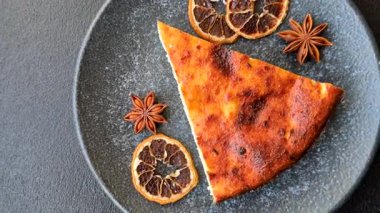 Pasta, cheesecake tatlı tatlı tatlı, bir dilim lezzetli tatlı tabakta. Tasarımınız için yemek arkaplanı olarak bir parça cheesecake