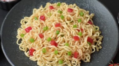 Asya yemeği, Çin yemeği ya da sebzeli Tayland pilavı ve et. Pirinç eriştesi tasarımınız için gıda arka planıdır.