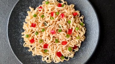 Asya yemeği, Çin yemeği ya da sebzeli Tayland pilavı ve et. Pirinç eriştesi tasarımınız için gıda arka planıdır.