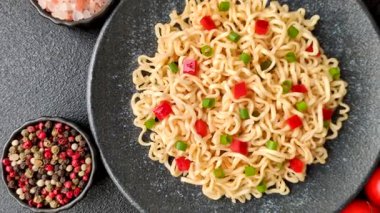 Asya yemeği, Çin yemeği ya da sebzeli Tayland pilavı ve et. Pirinç eriştesi tasarımınız için gıda arka planıdır.